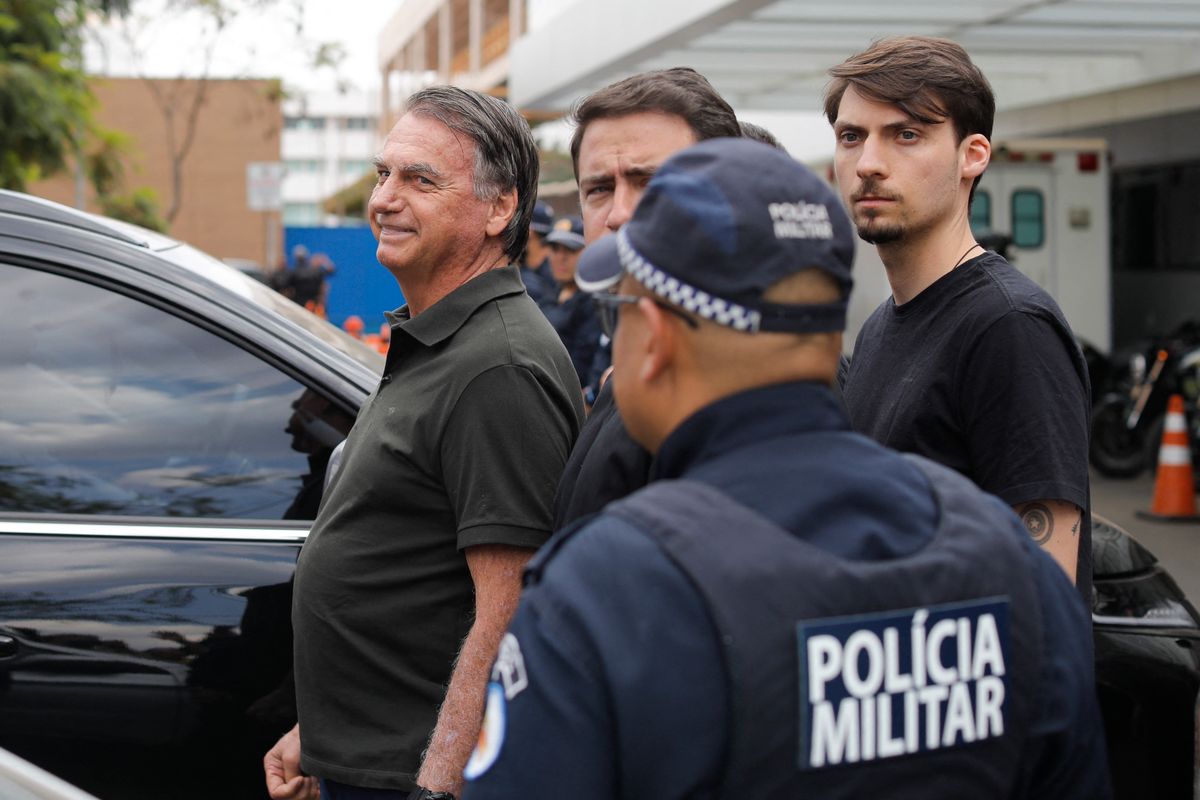 Bolsonaro, a volt brazil elnök kórházban van veseproblémái miatt, miközben a legfelsőbb bíróság puccskísérlet miatt 27 évre ítélte.