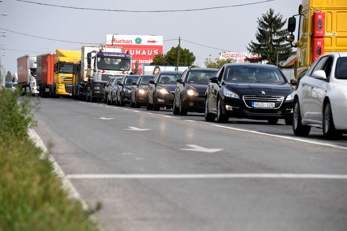 A főváros felé vezető utakon jelentős torlódásokra kell számítani (Fotó: MTI/Koszticsák Szilárd)