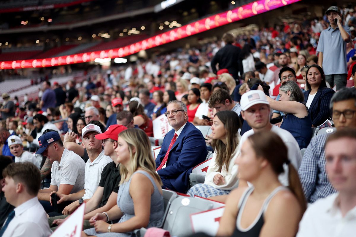 Hatalmas tömeg érkezett Charlie Kirk temetésére Glendale-be. Trump és J. D. Vance is felszólal a State Farm Stadionban tartott eseményen.