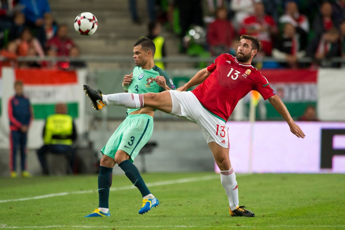Pepe és Böde Dániel egy korábbi magyar–portugál vb-selejtezőn: előbbi 41 évesen is Eb-n játszott, Böde legutóbb 32 évesen kapott lehetőséget Marco Rossitól