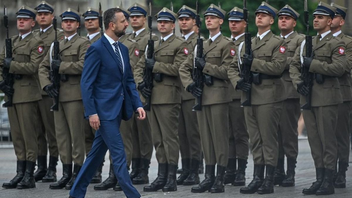 Ezrek rohannak a lengyel seregbe az orosz dróntámadás után