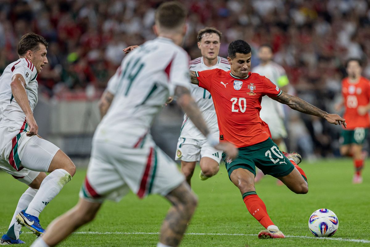 Joao Cancelo gólja után elkezdte hergelni a magyar szurkolókat, Cristiano Ronaldo és Bernardo Silva fogták vissza a jobbhátvédet.