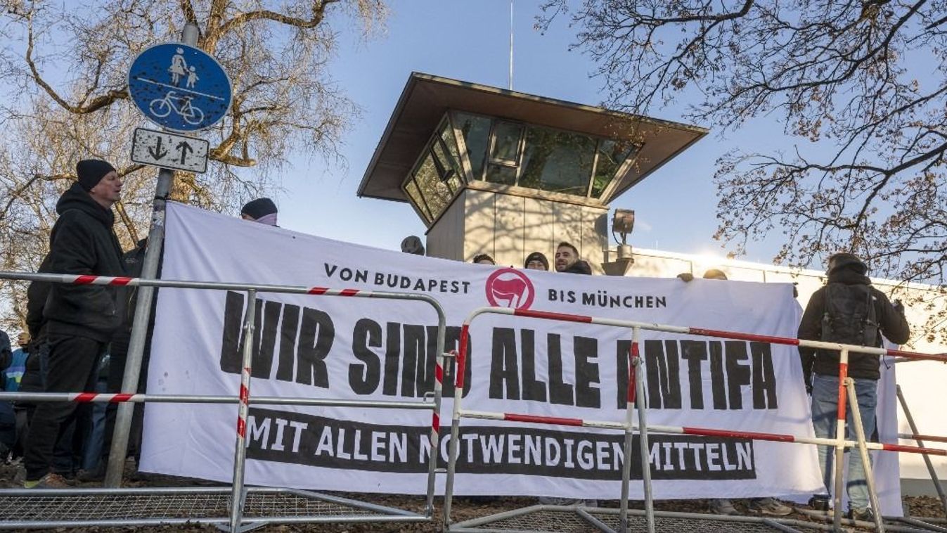 Hanna hívei a Stadelheim börtön előtt demonstráltak (Fotó: AFP) 