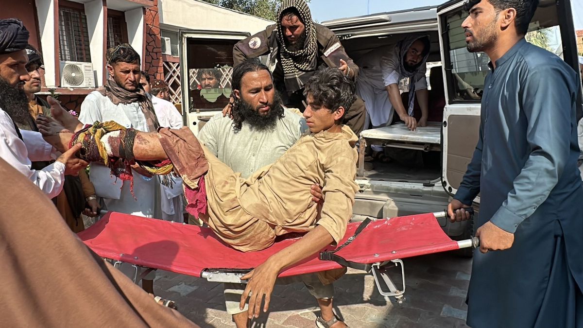JALALABAD, AFGHANISTAN - SEPTEMBER 01: Injured Afghans receive treatment at Nangarhar hospital after an earthquake in Jalalabad, Afghanistan on September 01, 2025. At least 800 people were killed after a 6.0 magnitude earthquake struck near the city of Jalalabad, according to officials and local media. Haroon Sabawoon / Anadolu (Photo by Haroon Sabawoon / Anadolu via AFP)