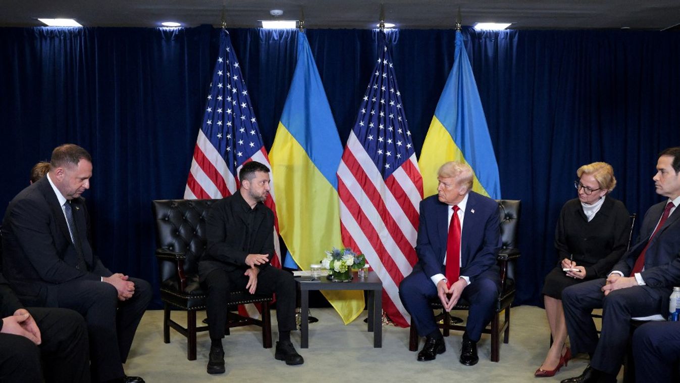 Volodimir Zelenszkij ukrán elnök (balra) az Egyesült Államok elnöke, Donald Trump mellett az ENSZ Közgyűlésének 80. ülésén, az ENSZ székházában (Fotó: AFP)