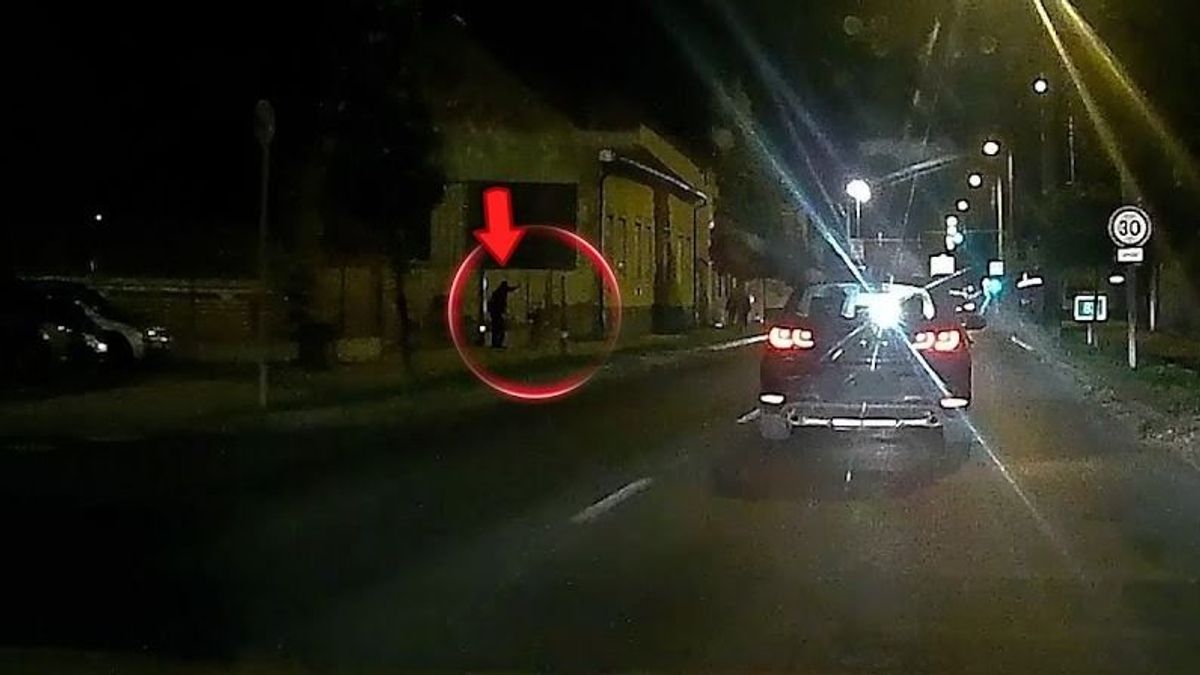 Részegen az útra dobta a biciklijét, egyenesen egy autóhoz  + videó