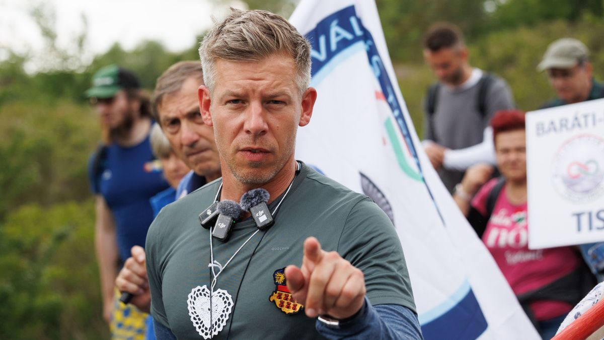 20250520 Ecsegfalva
Magyar Péter, a Tisza Párt elnöke az Egymillió lépés a békéért és a nemzeti összefogásért elnevezésű országjáráson. A menet során mintegy 300 kilométert tesznek meg Nagyváradig, ami az országjárás célállomása lesz.
Fotó: Hatlaczki Balázs HB
MW
A képen: Magyar Péter gyaloglása Ecsegfalva közelében