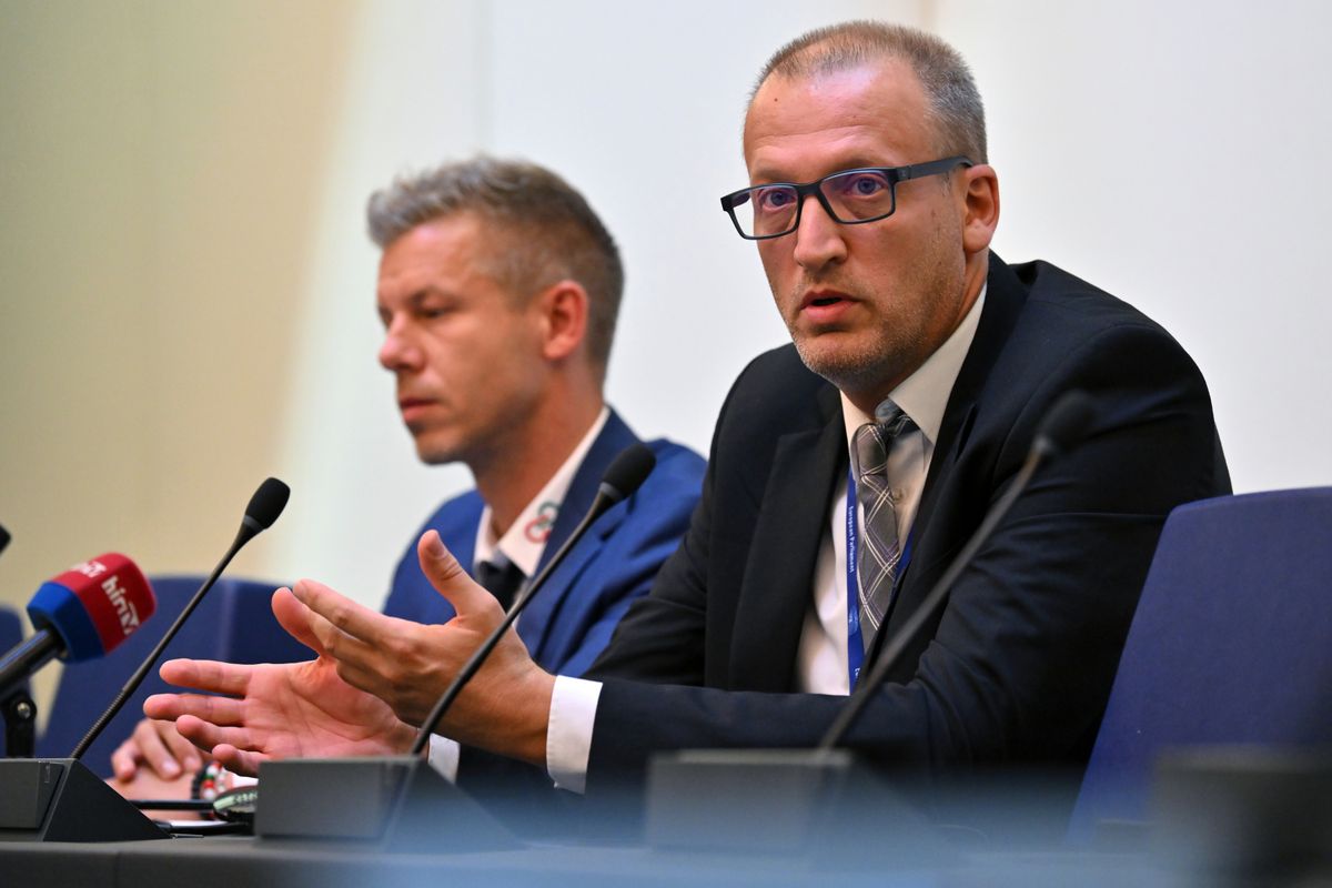 Strasbourg, 2024. július 16.
Magyar Péter, a Tisza Párt EP-képviselője (b) és Tarr Zoltán, a párt EP-delegációjának vezetője sajtótájékoztatót tart Strasbourgban a júniusi választások eredményeképpen létrejövő Európai Parlament (EP) alakuló ülésének napján, 2024. július 16-án.
MTI/Purger Tamás