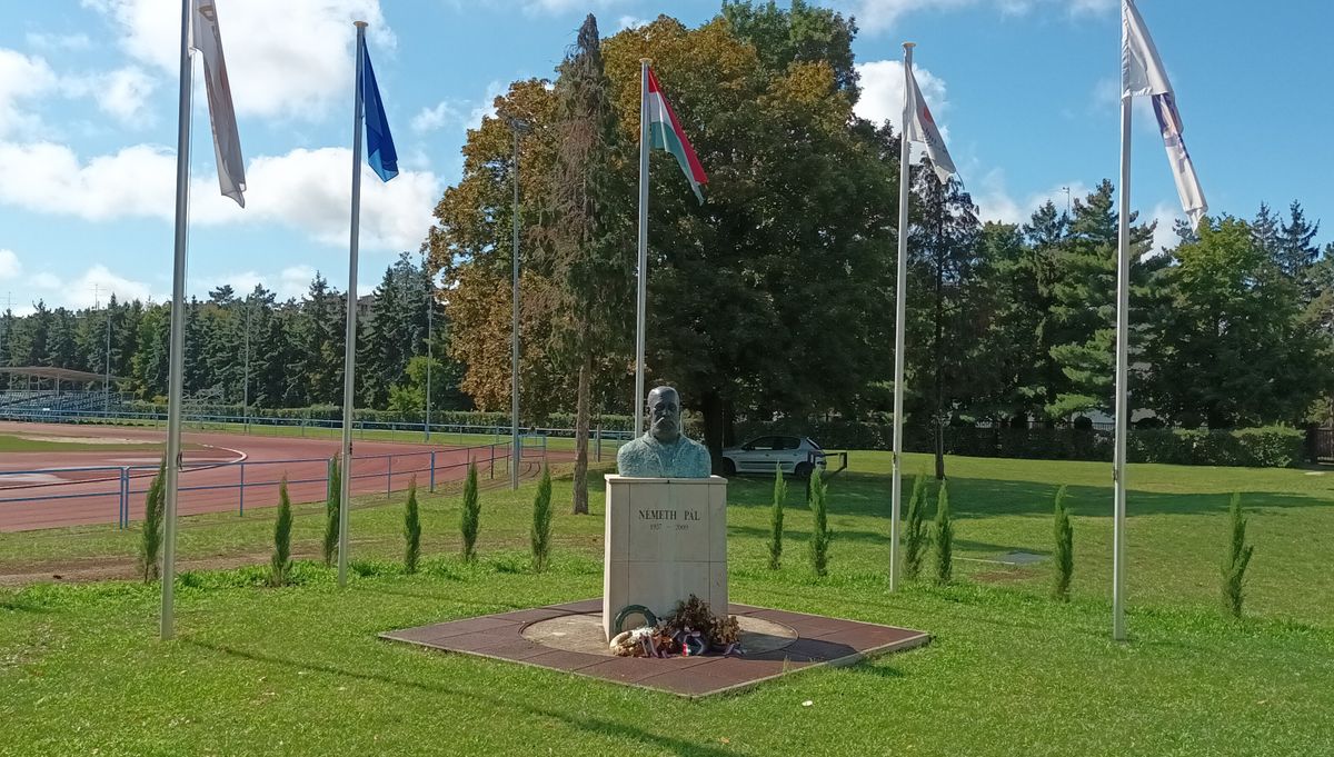 Németh Pál síremléke a mai napig elképzelhetetlen koszorúk nélkül, Pars Krisztián, kalapácsvetés, Dobó SE, Szombathely, atlétika, olimpiai bajnok, Németh Pál, Dobópápa, síremlék