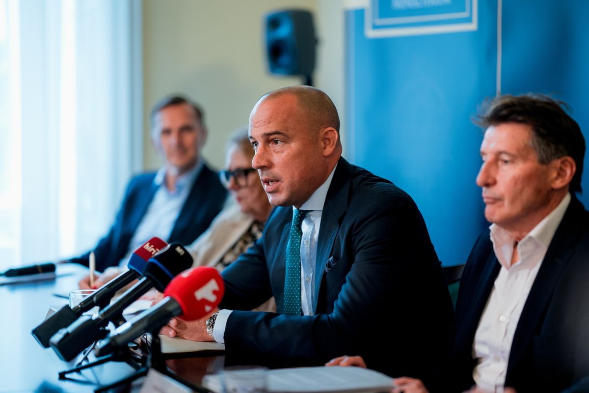 Schmidt Ádám (balra) 2024-ben jelentette be Sebastian Coe-val, a WA elnökével, hogy Budapesten lesz az első atlétikai Világdöntő 