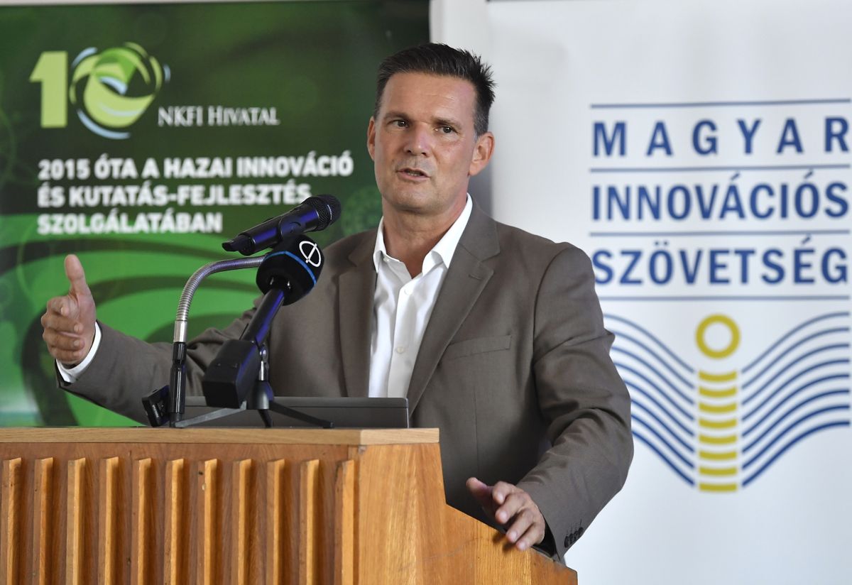 Budapest, 2025. szeptember 12.
Birkner Zoltán, a szervezőbizottság elnöke, a Magyar Innovációs Szövetség társelnöke beszédet mond a 35. Országos Tudományos és Innovációs Olimpia (OTIO) meghirdetésén a Budapesti Műszaki és Gazdaságtudományi Egyetemen 2025. szeptember 12-én. Már lehet nevezni a 14-20 év közötti középiskolások számára meghirdetett versenyre, amely elsősorban a természettudományok iránt érdeklődő diákok pályázatait várja innovatív ötletekkel, találmányokkal, koncepciókkal, projektekkel.
MTI/Soós Lajos