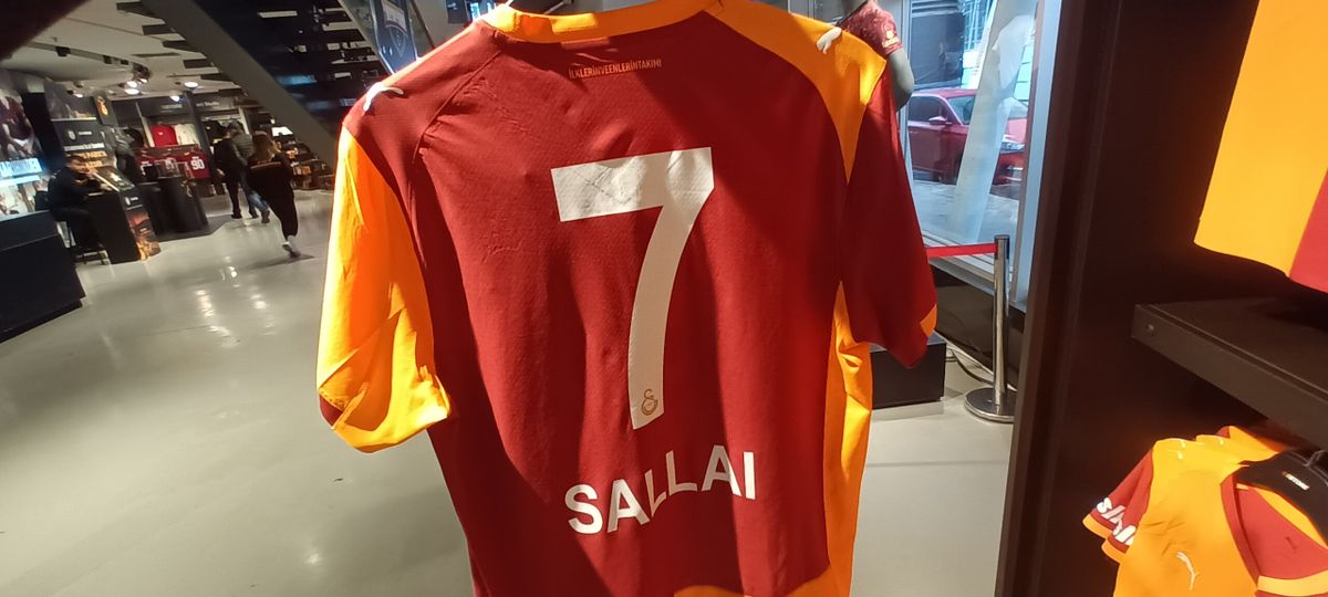 Sallai Roland meze van a bejárathoz szinte a legközelebb a török Galatasaray ajándékboltjában, Galatasaray, stadion, Rams Park, Sallai Roland, ajándékbolt, mez