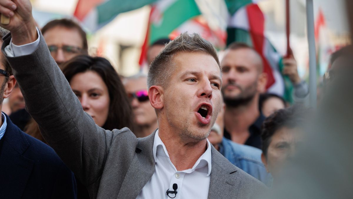 20241023 Budapest'56-os megemlékezés tüntetés1956 Október 23-i megemlékezést tartottak Budapesten.A Tisza Párt szimpatizánsai a Bem József térről vonultak a Széna térre. Fotó: Hatlaczki Balázs HBPesti Srácok PS A képen: Magyar Péter a Tisza Párt elnöke