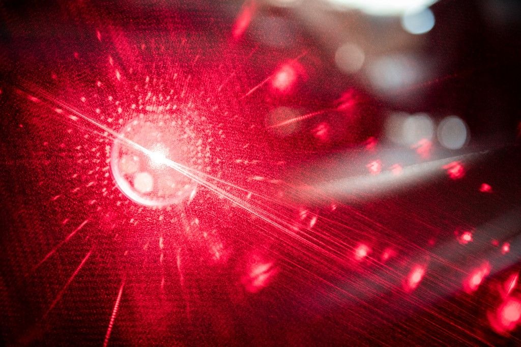 10 October 2019, North Rhine-Westphalia, Oberhausen: A torch with laser pointer is used in Oberhausen. Photo: Fabian Strauch/dpa (Photo by Fabian Strauch / dpa Picture-Alliance via AFP)