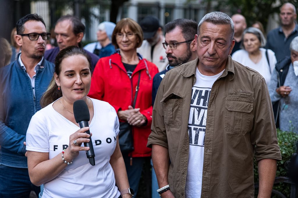 Bayer Zsolt csendes, méltóságteljes gyertyagyújtásra hív minden jóérzésű embert szeptember 18-án, csütörtökön este hat órára a budapesti Szabadság térre, az Egyesült Államok nagykövetsége elé. 
Charlie Kirk megemlékezés