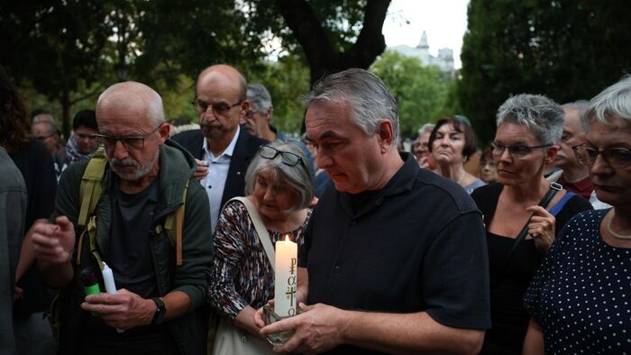 Bayer Zsolt csendes, méltóságteljes gyertyagyújtásra hív minden jóérzésű embert szeptember 18-án, csütörtökön este hat órára a budapesti Szabadság térre, az Egyesült Államok nagykövetsége elé. 
Charlie Kirk megemlékezés