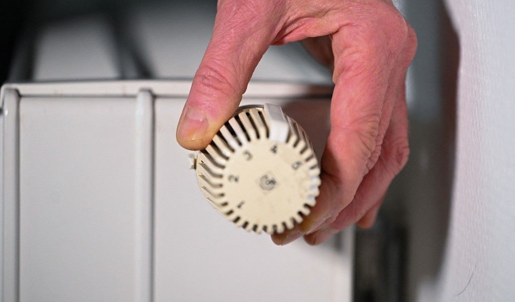 12 December 2024, Baden-Württemberg, Stuttgart: In a private household, the heating is controlled by a thermostat on a radiator. Photo: Bernd Weißbrod/dpa (Photo by BERND WEISSBROD / dpa Picture-Alliance via AFP)