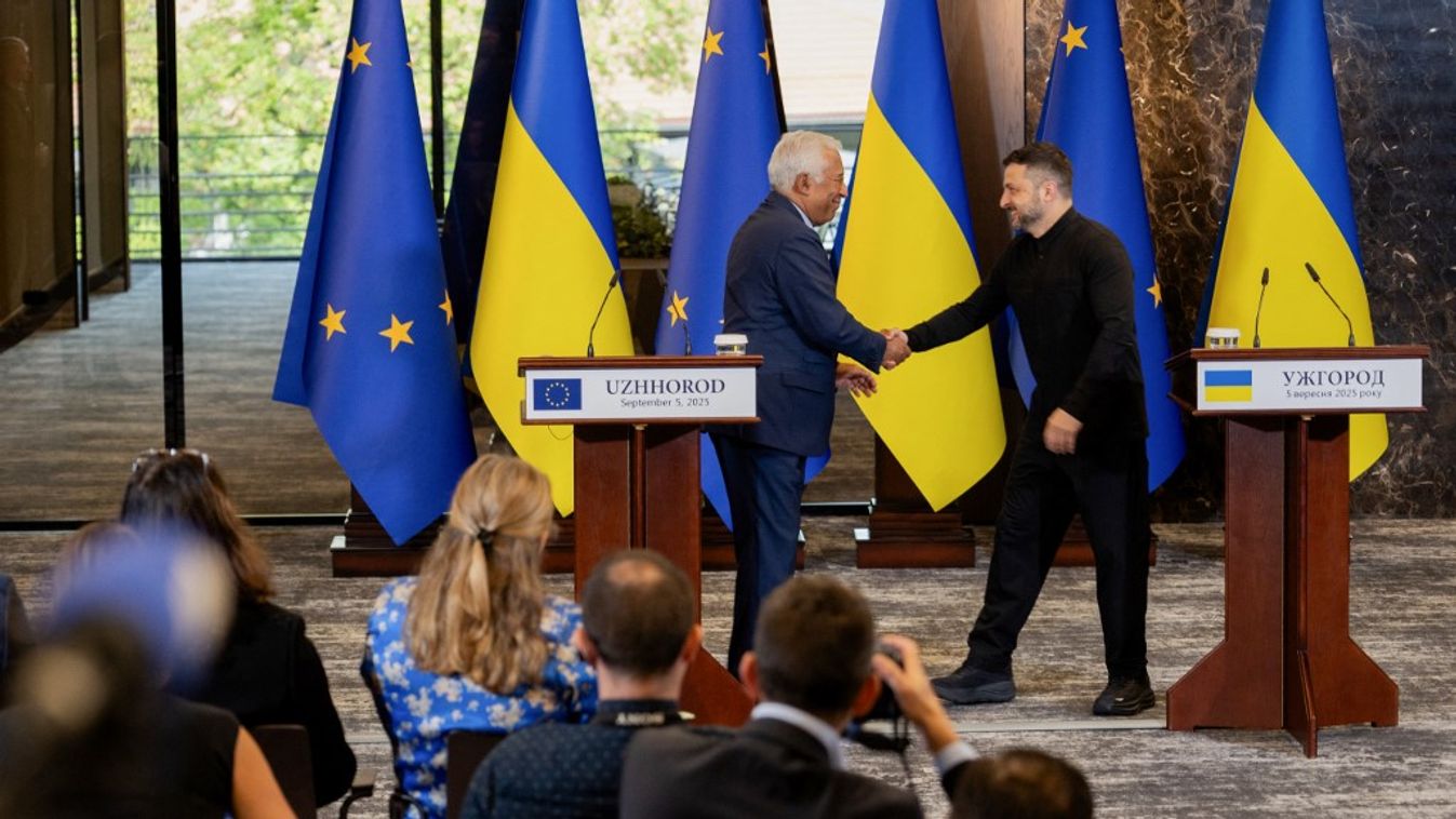 Ukrajna elnöke, Volodimir Zelenszkij (jobbra) kezet fog az Európai Tanács elnökével, Antonio Costával egy sajtótájékoztatón Ungváron, 2025. szeptember 5-én (Fotó: AFP)