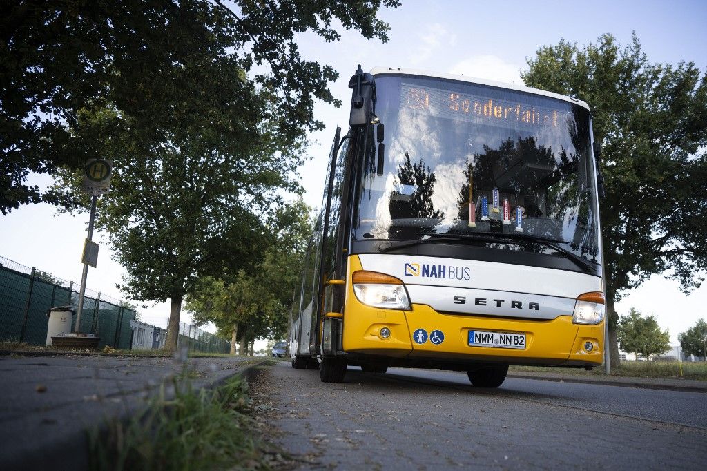 Egy „Sonderfahrt” (különjárat) feliratú busz áll egy Németország területén lévő menekültszállás előtt (Fotó: PHILIP DULIAN / DPA)