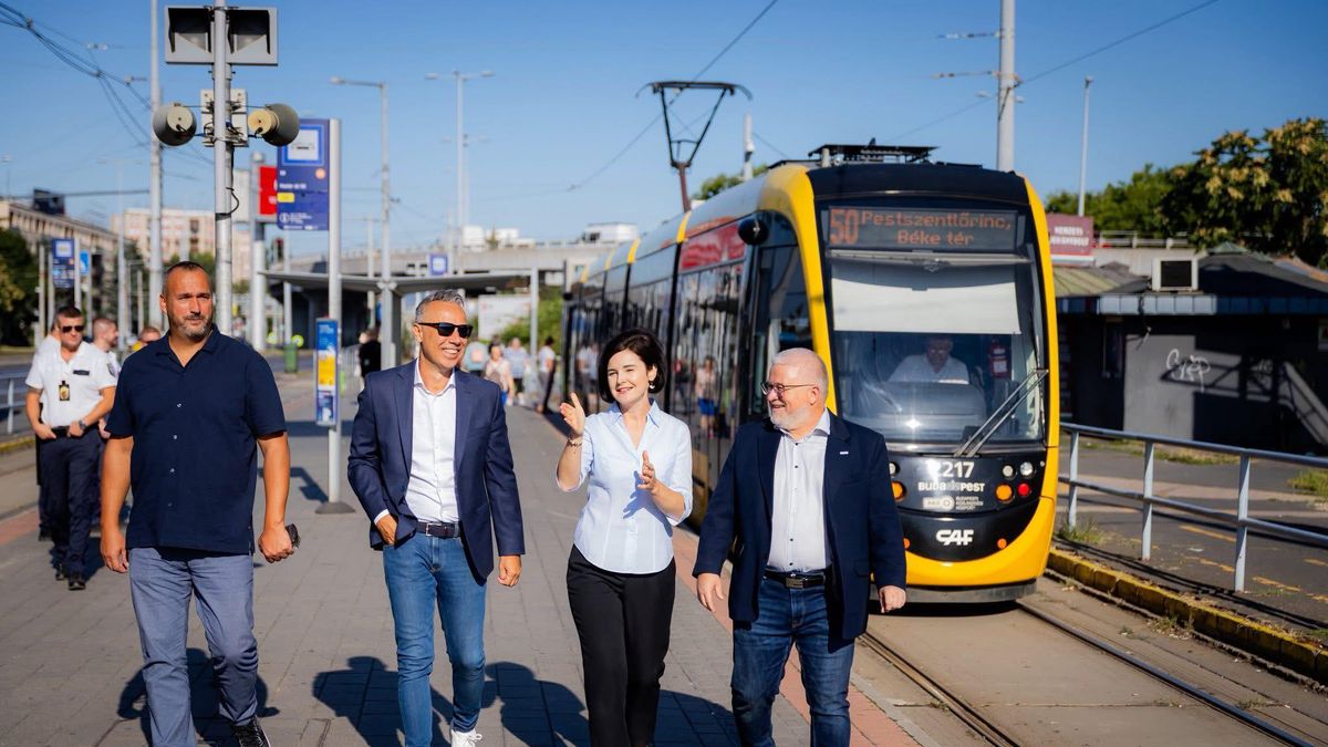 Büszkén pózolnak a baloldali politikusok a kormány által kifizetett villamosoknál, mintha az ő érdemük lenne