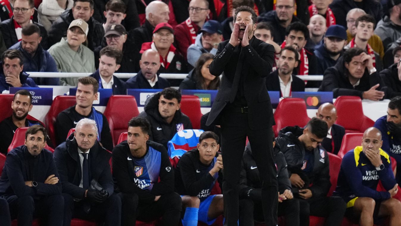 Diego Simeone az övéit irányította, eközben folyamatosan hergelték őt a Liverpool-szurkolók