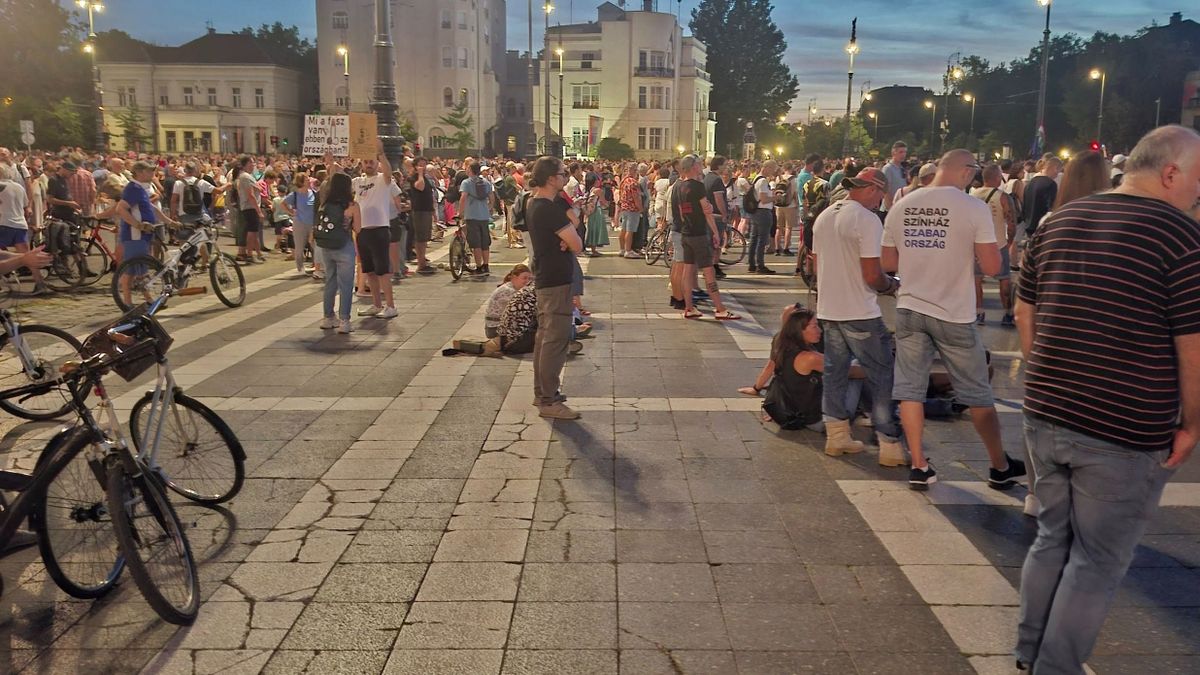 Nem telt meg a Hősök tere az esti tüntetésen + fotók