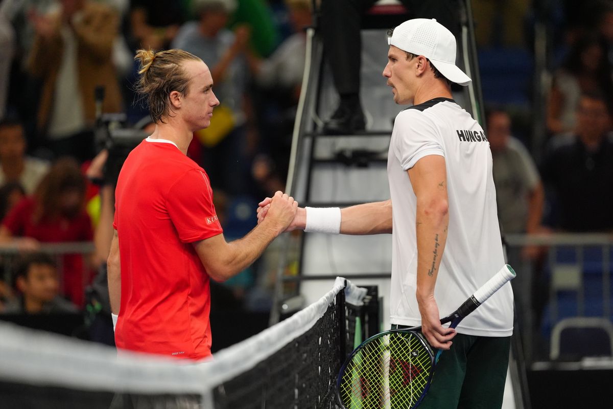Debrecen, 2025. szeptember 12.
Az osztrák Lukas Neumayer (b) és Fucsovics Márton a Magyarország - Ausztria Davis Kupa szuperdöntő debreceni selejtezőjében játszott mérkőzés után a debreceni Főnix Arénában 2025. szeptember 12-én.
MTI/Derencsényi István