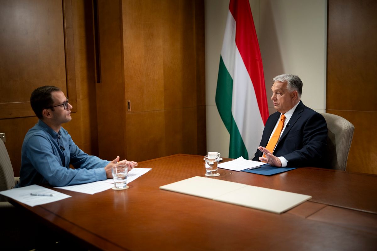 Abu-Dzabi, 2025. szeptember 12.
A Miniszterelnöki Kommunikációs Főosztály által közreadott képen Orbán Viktor miniszterelnök (j) interjút ad Törőcsik Zsolt műsorvezetőnek a Kossuth Rádió Jó reggelt, Magyarország! című műsorában a közmédia kihelyezett stúdiójában Abu-Dzabiban 2025. szeptember 12-én.
MTI/Miniszterelnöki Kommunikációs Főosztály/Fischer Zoltán