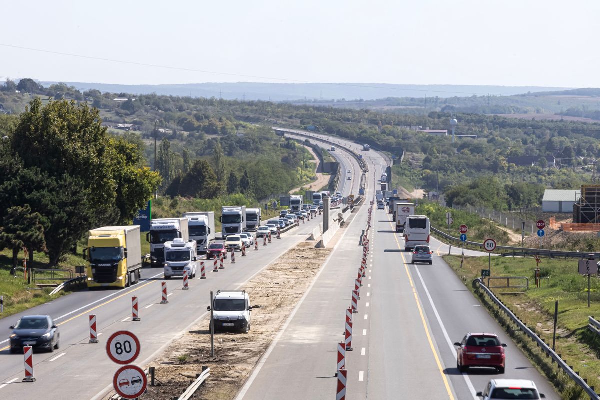 Óbarok, 2025. szeptember 22.Az M1-es autópálya felújítási munkálatai miatti útterelés az Óbarok lehajtónál 2025. szeptember 22-én. Az M1-es autópálya 78 kilométer hosszan bővül kétszer három sávra az M0-s és a 94-es km-nél található Concó pihenő között. Ezen felül oldalanként egy-egy teljesértékű forgalmi sávként használható, intelligens leállósáv is épül.MTI/Kocsis Zoltán