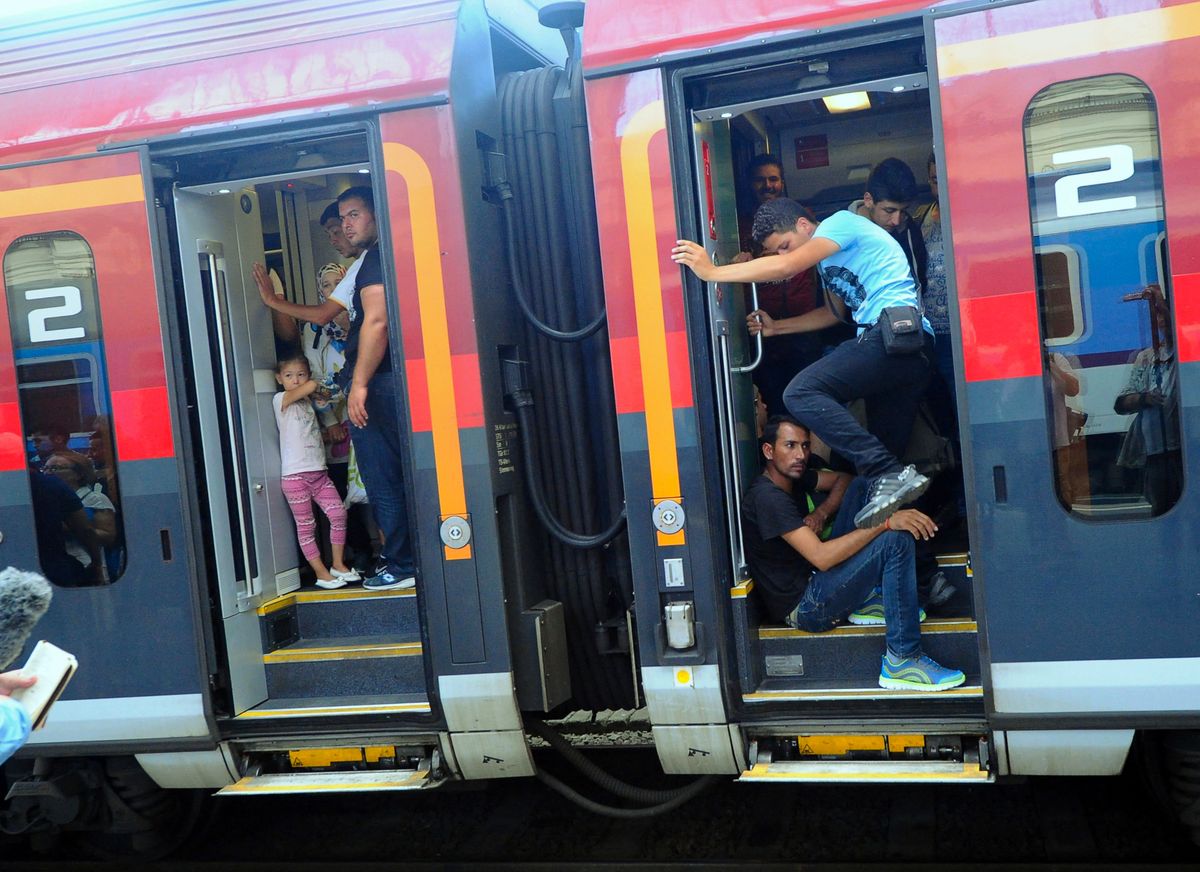 Migránsok utaznak vonattal Ausztriába és Németországba a budapesti Keleti pályaudvarról 2015. augusztus 31-én (Fotó: ATTILA KISBENEDEK / AFP)