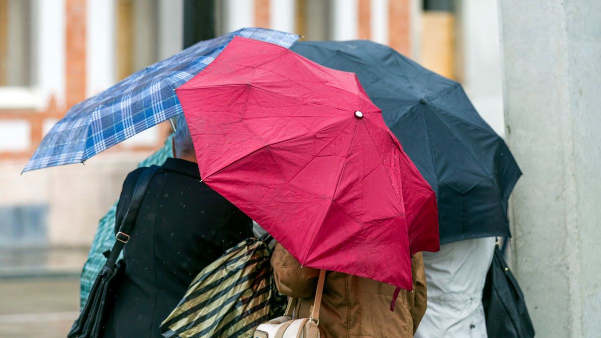 A hét utolsó napján sem érdemes otthon hagyni az esernyőket