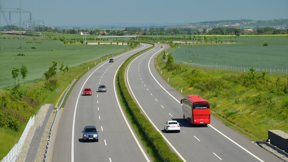 Autósok figyelem! –Több vármegyében csökken az éves autópálya-matrica díja