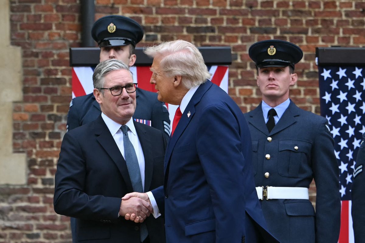 Britain's Prime Minister Keir Starmer greets US President Donald Trump at Chequers, in Aylesbury, central England, on September 18, 2025, on the second day of the US President's second State Visit. After the royal hospitality and pageantry, US President Donald Trump's unprecedented second state visit to the UK takes a serious turn on Thursday when he is hosted by Prime Minister Keir Starmer for wide-ranging talks. (Photo by ANDREW CABALLERO-REYNOLDS / AFP)