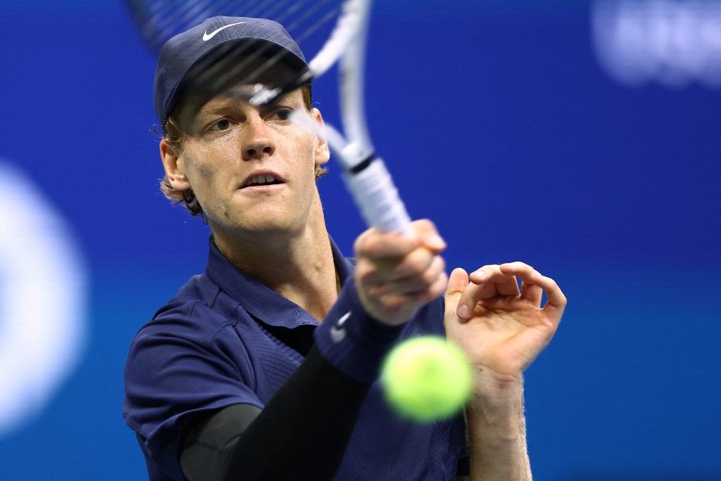 Jannik Sinner tenyerest üt Alexander Bublik ellen a US Openen. Így teniszezik az AI?