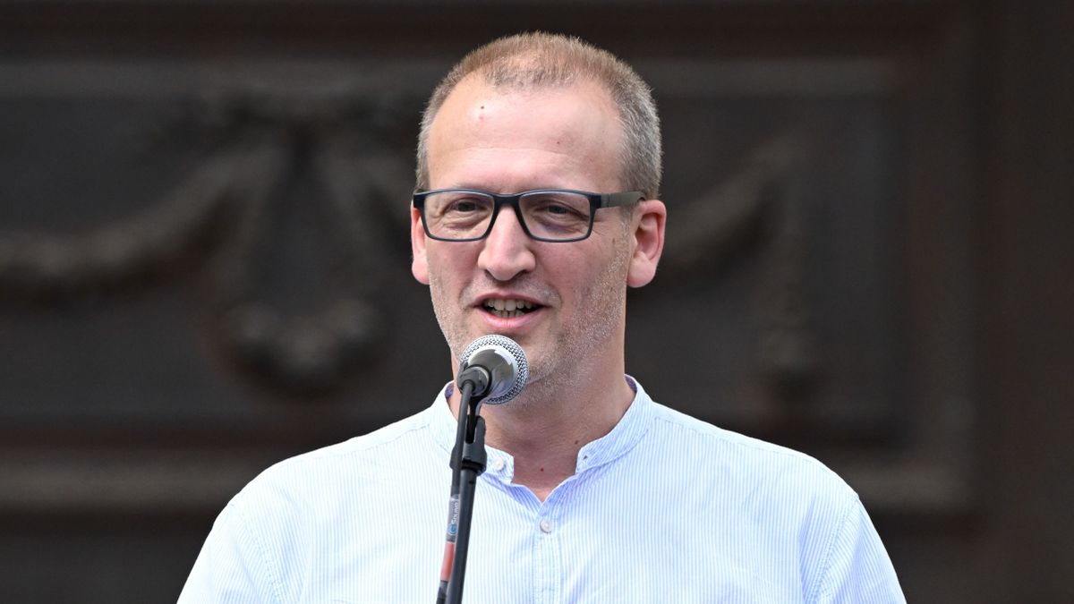 Debrecen, 2024. május 5.
Tarr Zoltán református lelkész, a Tisza Párt európai parlamenti képviselőjelöltje beszédet mond a debreceni Református Nagytemplom előtt tartott anyák napi nagygyűlésen 2024. május 5-én.
MTI/Koszticsák Szilárd