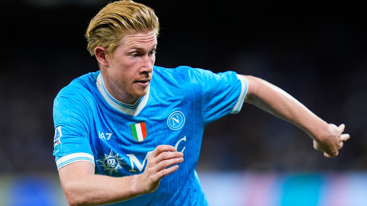 Egyelőre nagyon furán áll Kevin De Bruyne testén a Napoli meze, egy évtizeden át a Manchester City játékosa volt