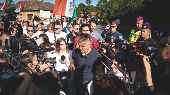 Magyar Péter és a rendőrsorfal Kötcse