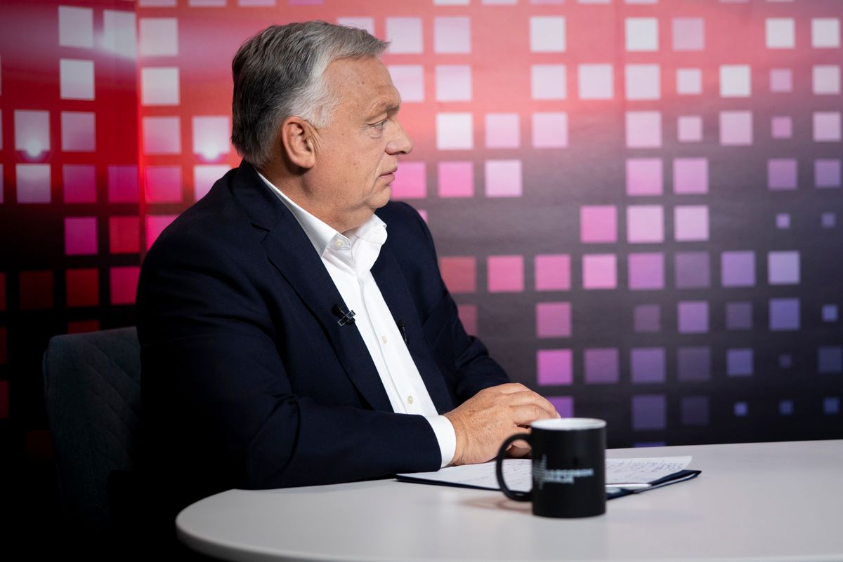 A Miniszterelnöki Kommunikációs Főosztály által közreadott képen Orbán Viktor miniszterelnök a Harcosok órája című online műsorban, ahol interjút adott Németh Balázs műsorvezetőnek 2025. szeptember 29-én (Fotó: MTI/Miniszterelnöki Kommunikációs Főosztály/Fischer Zoltán)