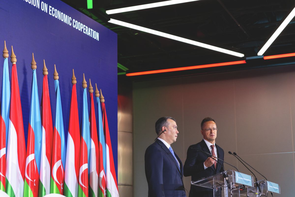 Szijjártó Péter élesen bírálta Brüsszelt, szerinte Magyarország nyíltan vásárol orosz olajat, míg más uniós országok titokban szerzik be azt.