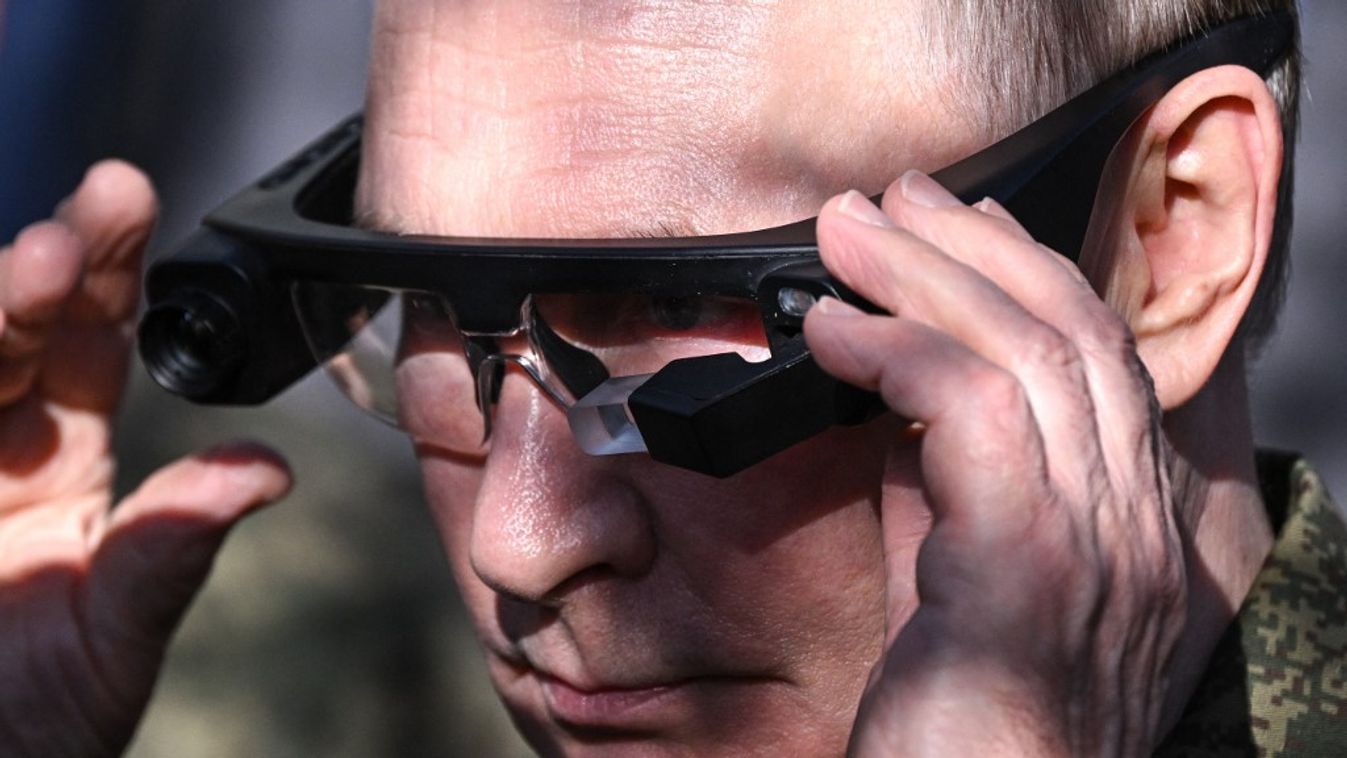 Vlagyimir Putyin orosz elnök hőérzékelő szemüveget próbál fel (Fotó: AFP)