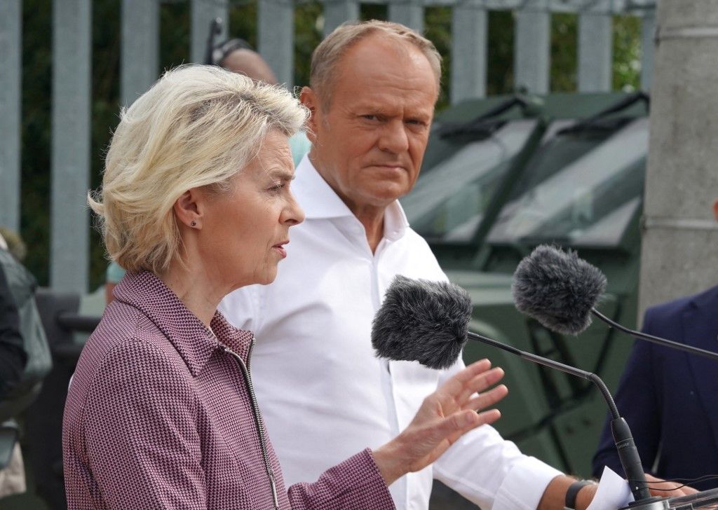 Ursula von der Leyen, az Európai Bizottság elnöke Donald Tusk lengyel miniszterelnök oldalán parádézva dicsérte a lengyel határkerítést