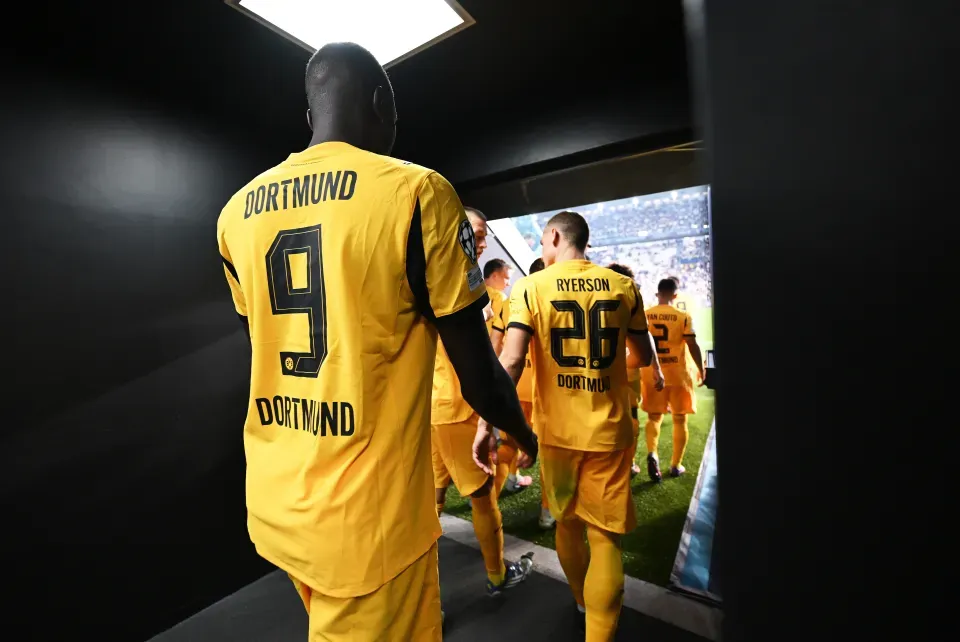 Serhou Guirassy mezén a szám felett és alatt is a Dortmund neve állt