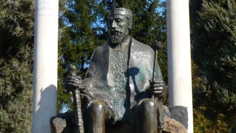 Aba Sámuel szobra Encsen. Forrás: Köztérkép.hu