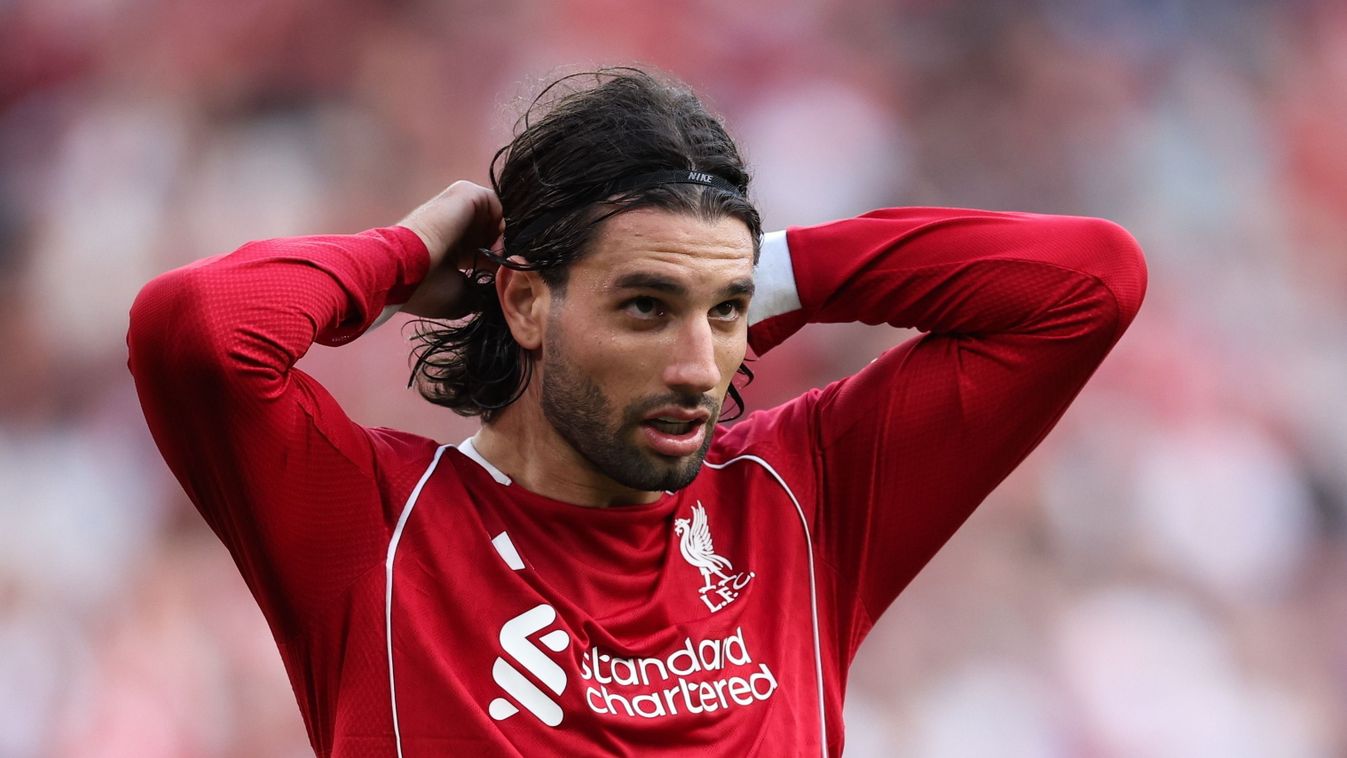 Szoboszlai Dominik
Liverpool, 2025. szeptember 1.
Szoboszlai Dominik, a Liverpool játékosa az angol első osztályú labdarúgó-bajnokságban játszott Liverpool-Arsenal mérkőzésen Liverpoolban 2025. augusztus 31-én. A Liverpool Szoboszlai szabadrúgásból szerze