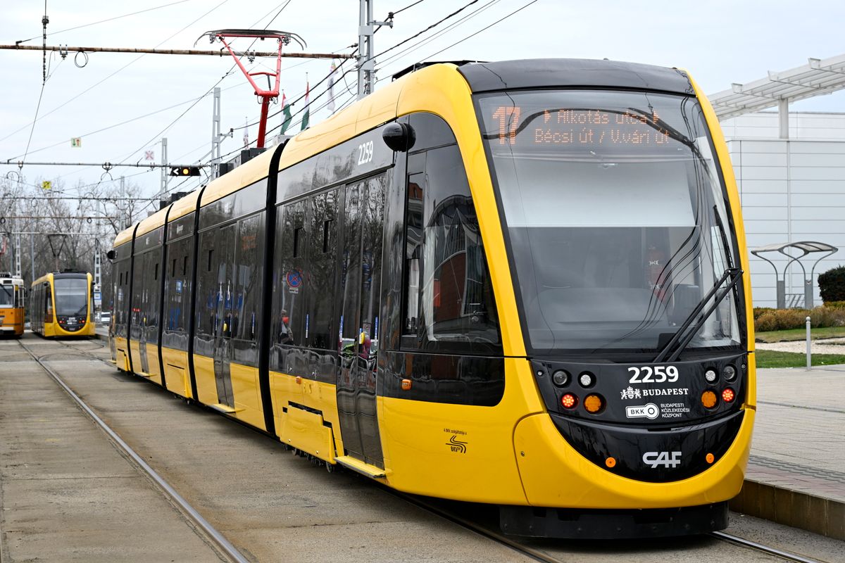 Vezetés közben a mobilját nyomkodta egy villamosvezető Budapesten, eljárás indult ellene