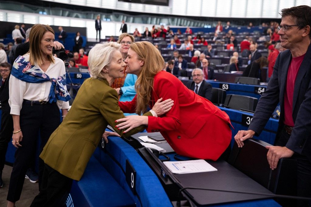 EU Commission President Ursula von der Leyen (L) salutes a European parliament member ahead of  her annual State of the Union address during a plenary session at the European Parliament in Strasbourg, eastern France, on September 10, 2025. EU chief Ursula von der Leyen said on September 10 she would push to sanction "extremist" Israeli ministers and curb trade ties over Gaza, as she warned famine cannot be used as a "weapon of war". "What is happening in Gaza has shaken the conscience of the world. People killed while begging for food. Mothers holding lifeless babies. These images are simply catastrophic," von der Leyen said. "For the sake of the children, for the sake of humanity -- this must stop." (Photo by SEBASTIEN BOZON / AFP)