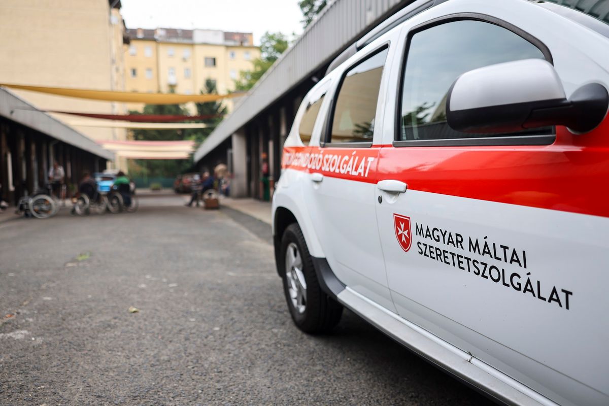 Budapest, 2024. augusztus 2.
Krízisautó a hajléktalanellátásról tartott sajtótájékoztatón a Magyar Máltai Szeretetszolgálat Krisztinavárosi Hajléktalan Centrumában 2024. augusztus 2-án. A kormány 400 millió forinttal támogatja a hajléktalanellátást.
MTI/Hegedüs Róbert