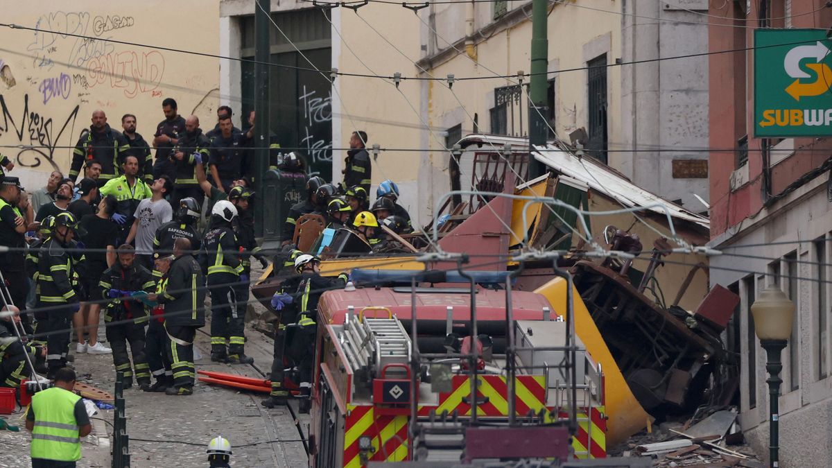 Borzasztó tragédia: kisiklott egy siklóvasút Lisszabonban, sok a halott + videó