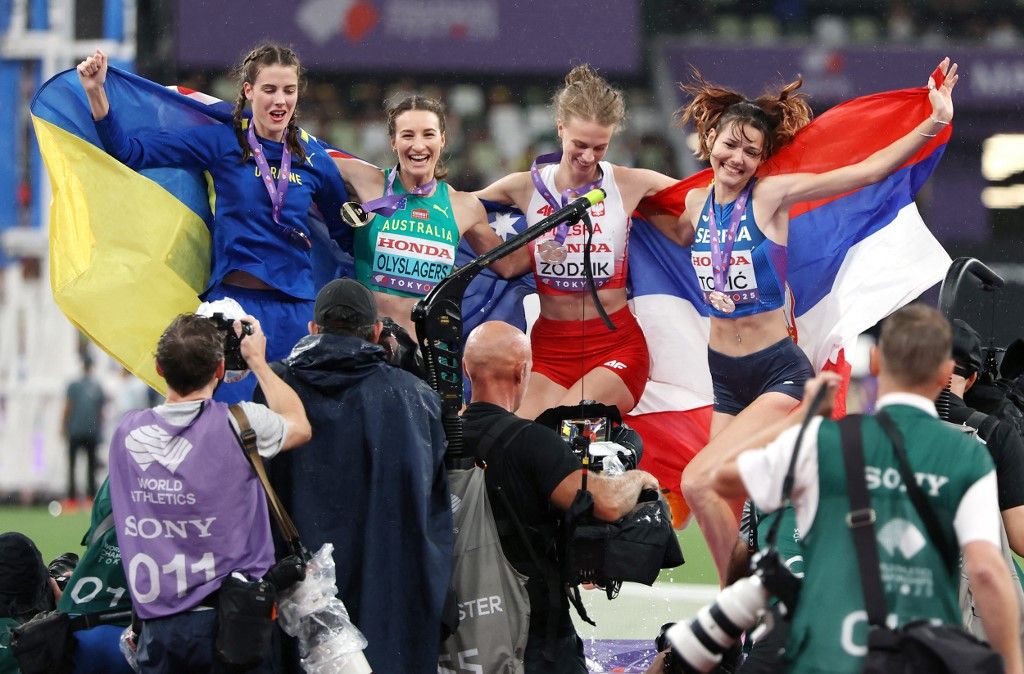 Jaroszlava Mahucsih, Nicola Olyslagers, Maria Zodzik és Angelina Topics (b–j), a női magasugrás dobogósai a tokiói atlétikai vb-n