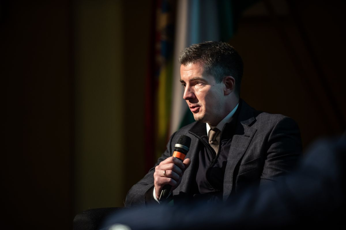 Dombóvár, 2024. november 26.
Kocsis Máté, a Fidesz parlamenti frakcióvezetője a nemzeti konzultációval kapcsolatos országjárás dombóvári állomásán tartott lakossági fórumon 2024. november 26-án.
MTI/Kacsúr Tamás